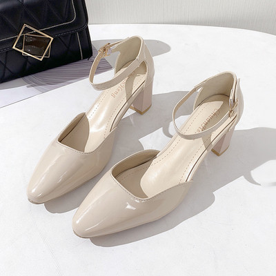 Női lakkbőr szandál vastag sarokkal