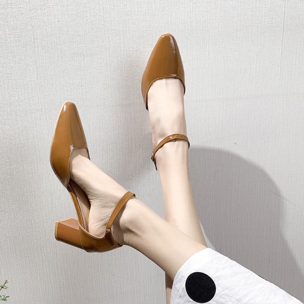 Női lakkbőr szandál vastag sarokkal