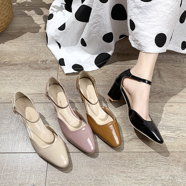 Női lakkbőr szandál vastag sarokkal