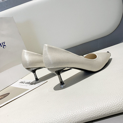 Modern női cipő vékony sarkú