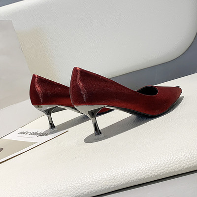 Modern női cipő vékony sarkú