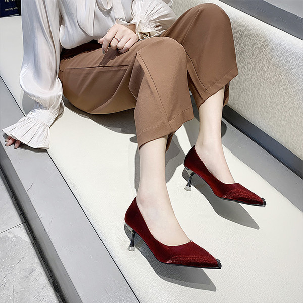 Modern női cipő vékony sarkú