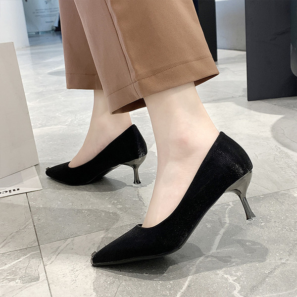 Modern női cipő vékony sarkú