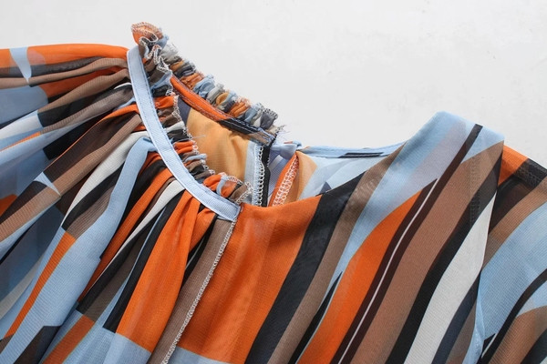 Novi model ženske haljine sa ovalnim izrezom i uzorkom