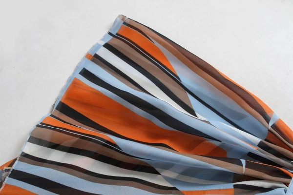 Novi model ženske haljine sa ovalnim izrezom i uzorkom