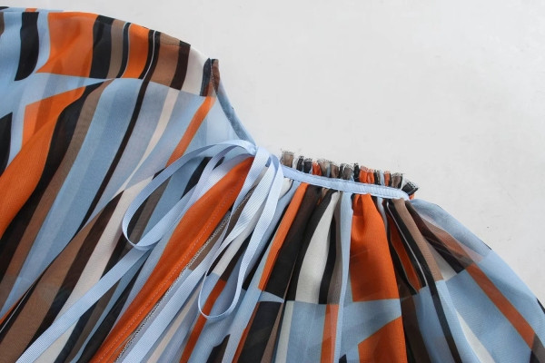 Novi model ženske haljine sa ovalnim izrezom i uzorkom