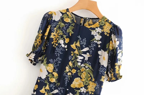 Modern női ruha virágmintás, rövid ujjú, kerek nyakkivágással