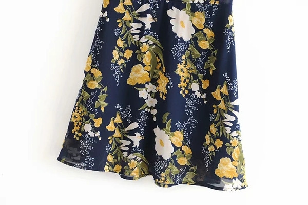 Modern női ruha virágmintás, rövid ujjú, kerek nyakkivágással