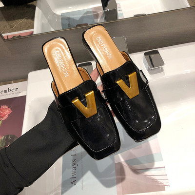 Alkalmi női papucs fém elemmel, lapos talppal