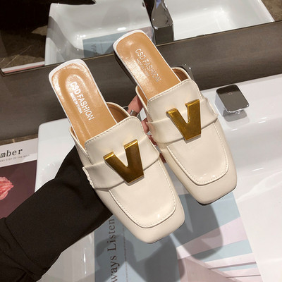 Alkalmi női papucs fém elemmel, lapos talppal