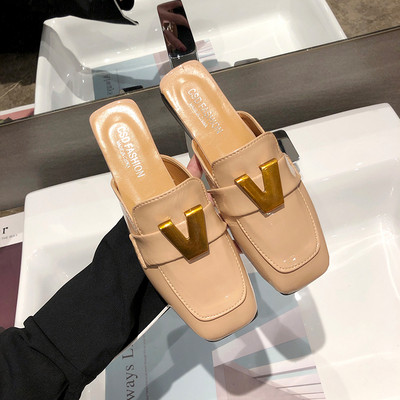 Alkalmi női papucs fém elemmel, lapos talppal