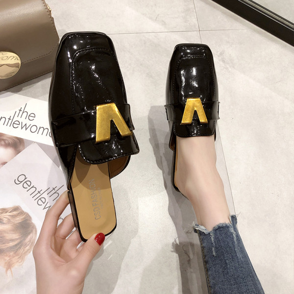 Alkalmi női papucs fém elemmel, lapos talppal