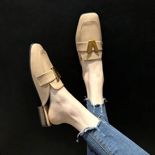 Alkalmi női papucs fém elemmel, lapos talppal