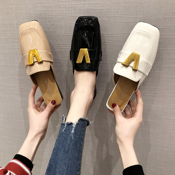 Alkalmi női papucs fém elemmel, lapos talppal