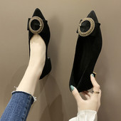 Hegyes női cipő lapos talppal és csattal