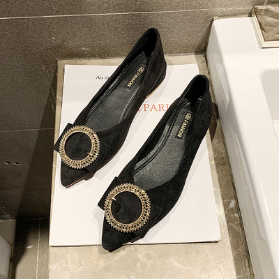 Hegyes női cipő lapos talppal és csattal