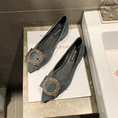 Hegyes női cipő lapos talppal és csattal