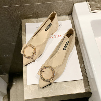 Hegyes női cipő lapos talppal és csattal