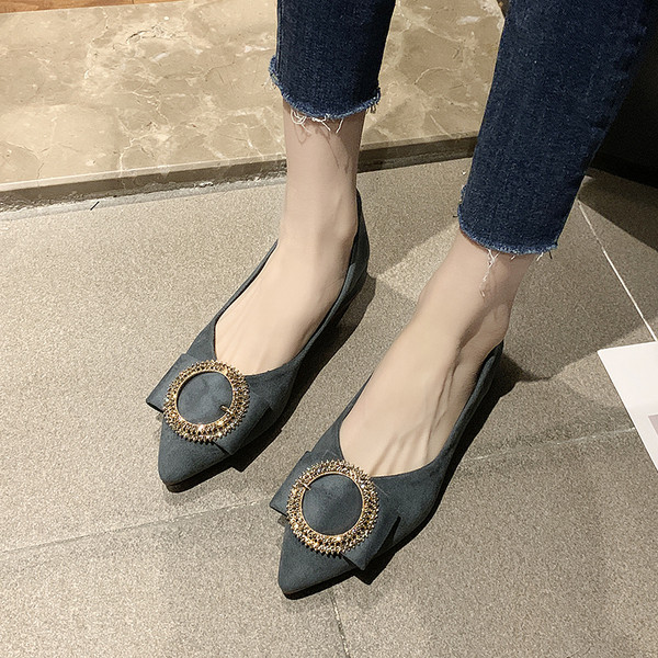 Hegyes női cipő lapos talppal és csattal