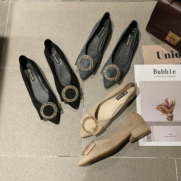 Hegyes női cipő lapos talppal és csattal