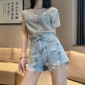 Farmer rövidnadrág lógó fém elemekkel, szakadt motívumokkal