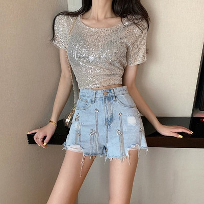 Farmer rövidnadrág lógó fém elemekkel, szakadt motívumokkal