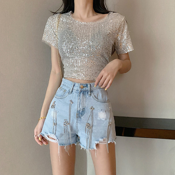 Farmer rövidnadrág lógó fém elemekkel, szakadt motívumokkal