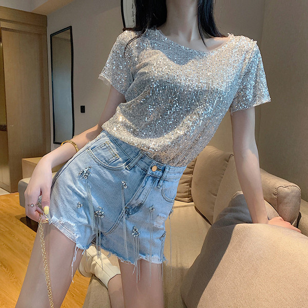 Farmer rövidnadrág lógó fém elemekkel, szakadt motívumokkal