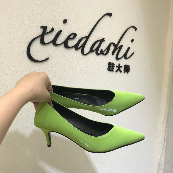 Pantofi moderni din piele lacuita cu tocuri joase