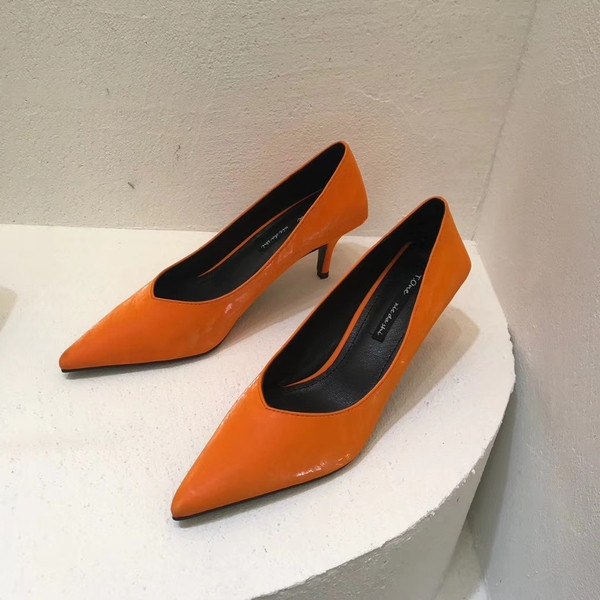 Pantofi moderni din piele lacuita cu tocuri joase