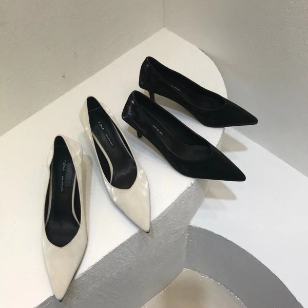 Pantofi moderni din piele lacuita cu tocuri joase