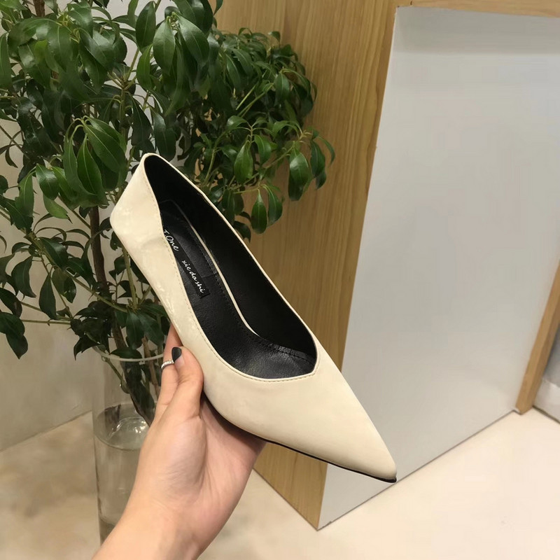 Pantofi moderni din piele lacuita cu tocuri joase