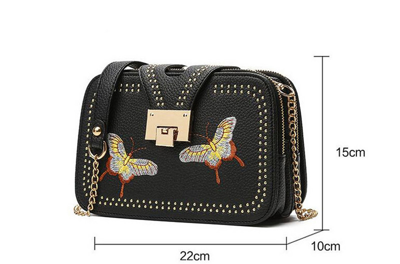 Kis fekete hölgy fekete színben pillangós hímzéssel és fém fogantyúval