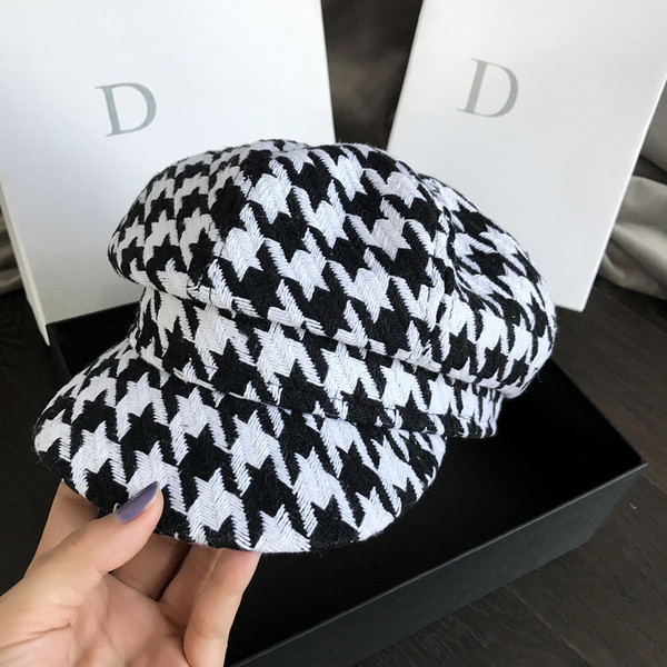 Дамска черно-бяла шапка с козирка