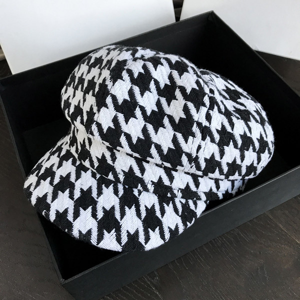 Дамска черно-бяла шапка с козирка