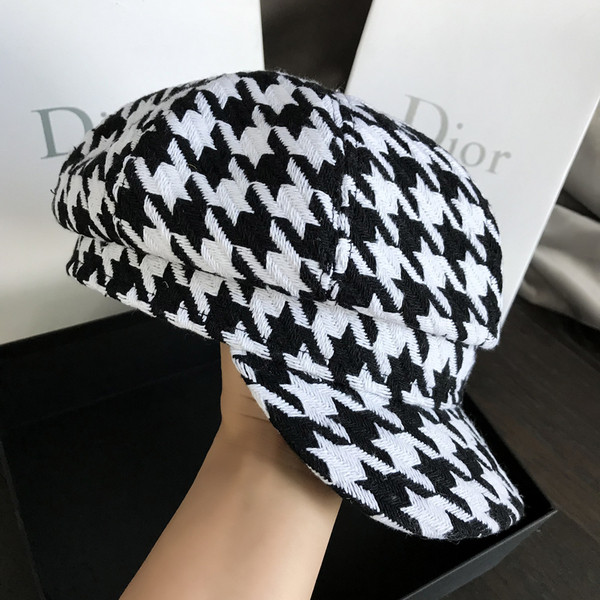 Дамска черно-бяла шапка с козирка