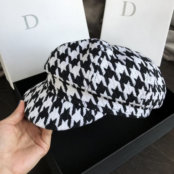 Дамска черно-бяла шапка с козирка