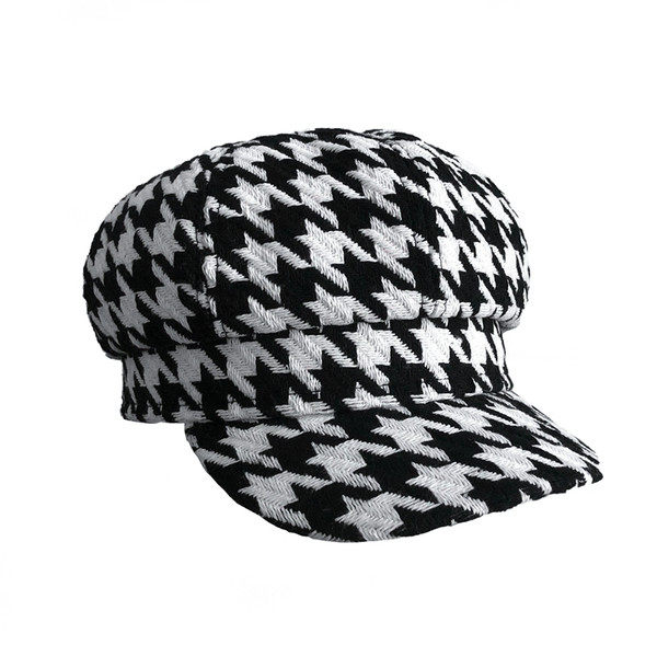 Дамска черно-бяла шапка с козирка