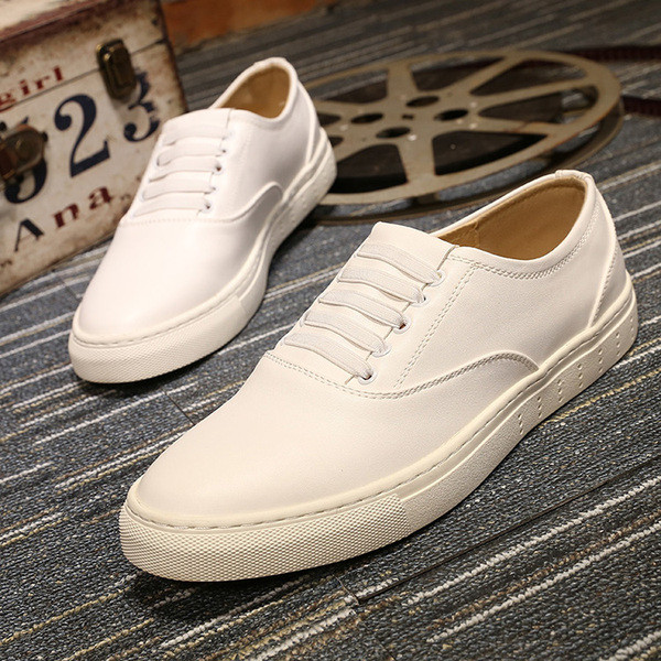 Dviejų spalvų – juodos ir baltos – vyriški laisvalaikio batai