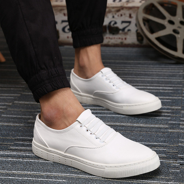 Dviejų spalvų – juodos ir baltos – vyriški laisvalaikio batai