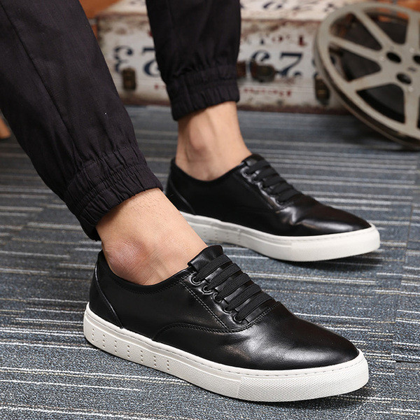 Dviejų spalvų – juodos ir baltos – vyriški laisvalaikio batai