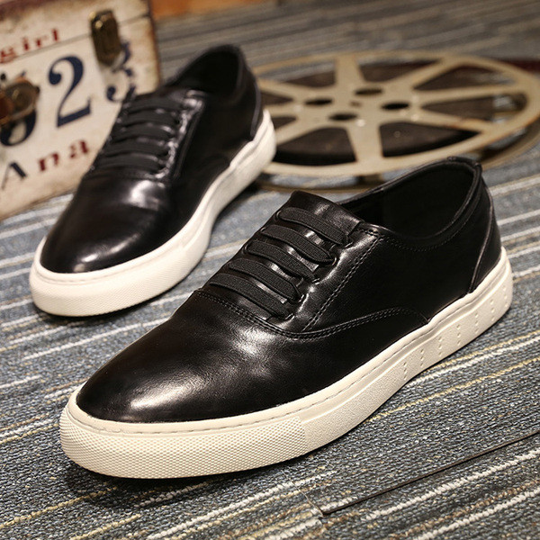 Dviejų spalvų – juodos ir baltos – vyriški laisvalaikio batai