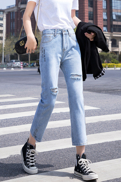 Moteriški šiek tiek plėšyti džinsai aukštu juosmeniu