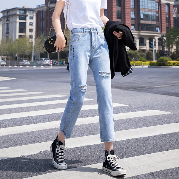 Moteriški šiek tiek plėšyti džinsai aukštu juosmeniu