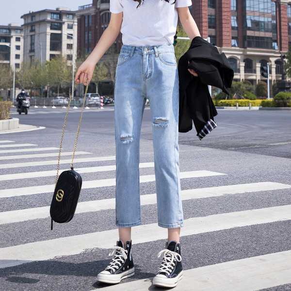 Moteriški šiek tiek plėšyti džinsai aukštu juosmeniu