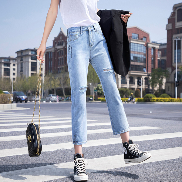 Moteriški šiek tiek plėšyti džinsai aukštu juosmeniu