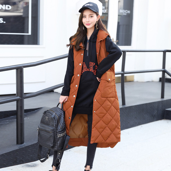 Moteriškos ilgos liemenės su sagomis ir standartinio storio kišene bei be gobtuvo