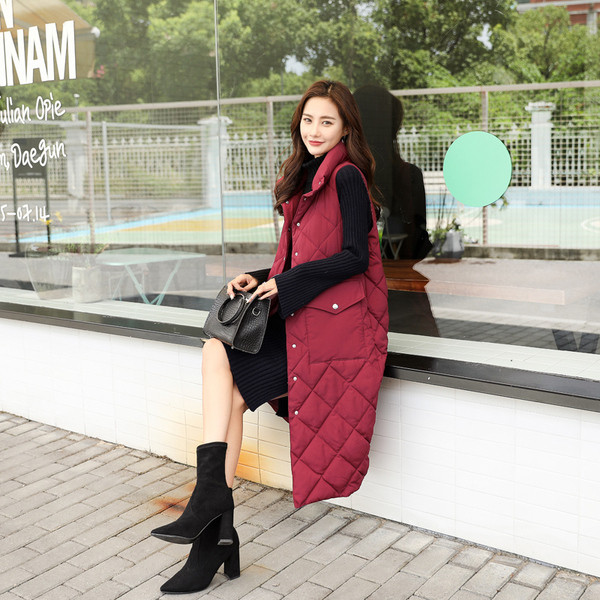 Moteriškos ilgos liemenės su sagomis ir standartinio storio kišene bei be gobtuvo