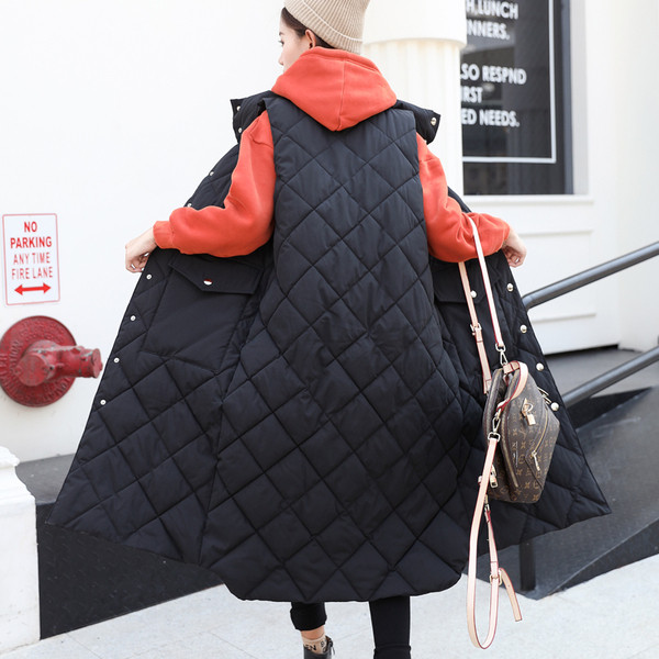 Moteriškos ilgos liemenės su sagomis ir standartinio storio kišene bei be gobtuvo