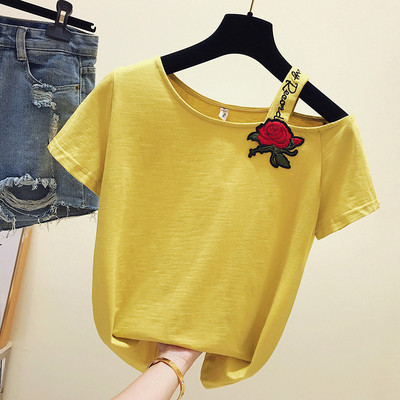 Moteriški marškinėliai trumpomis rankovėmis ir trijų spalvų siuvinėjimais: balta, juoda ir geltona